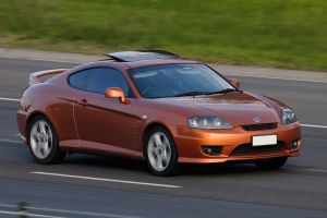 2005–2007 Hyundai Tiburon (GK) V6 coupe.jpg