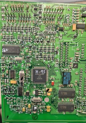 BCM module PCB microcontrollers closeup 95410-2C160 (EU, 2.0).jpg